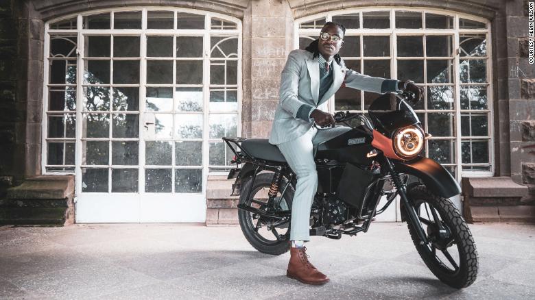 O firmă-startup din Kenya transformă vehiculele clasice în motociclete și autobuse electrice!￼