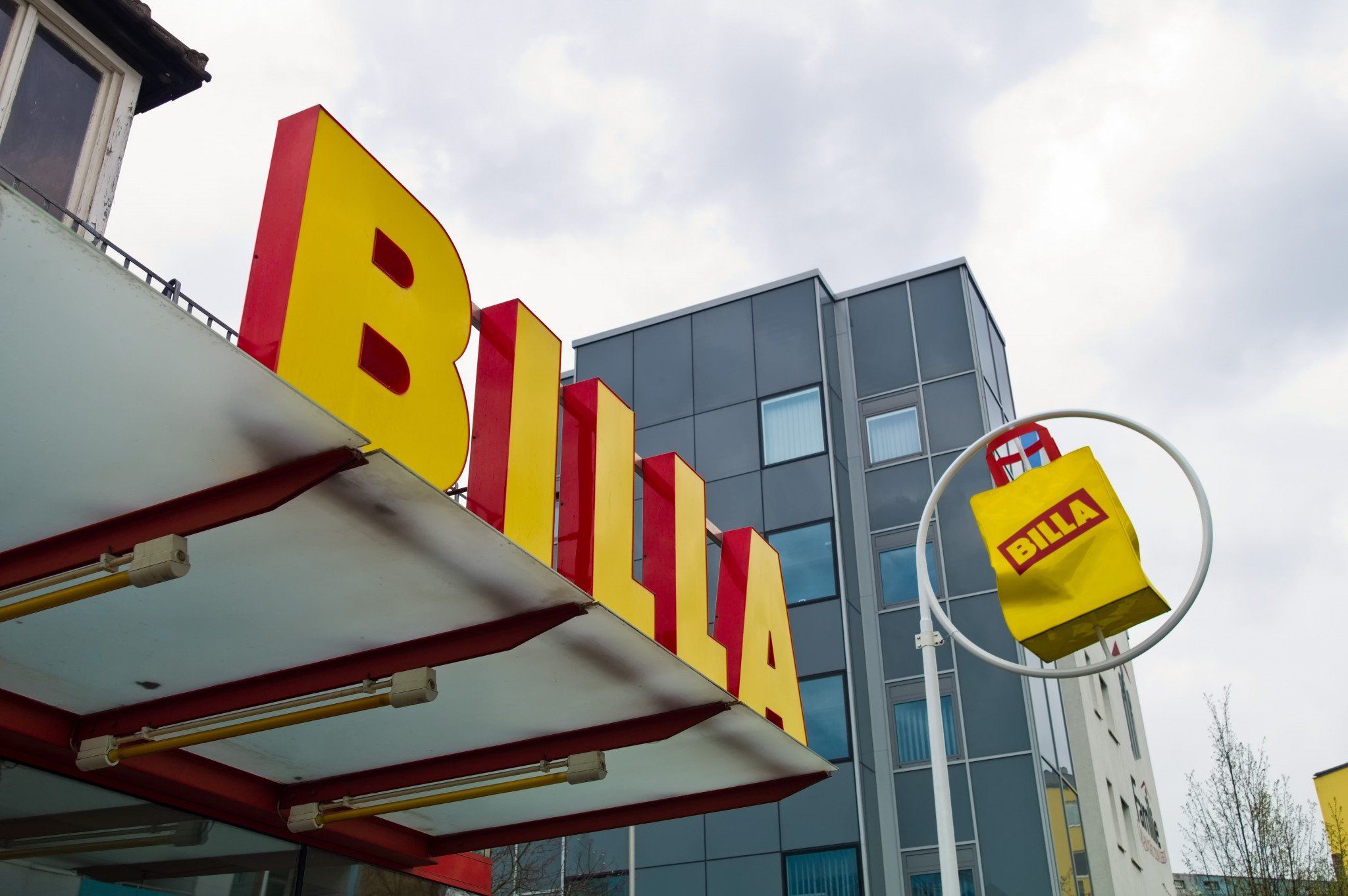 “Billa” înghite „Adeg”!