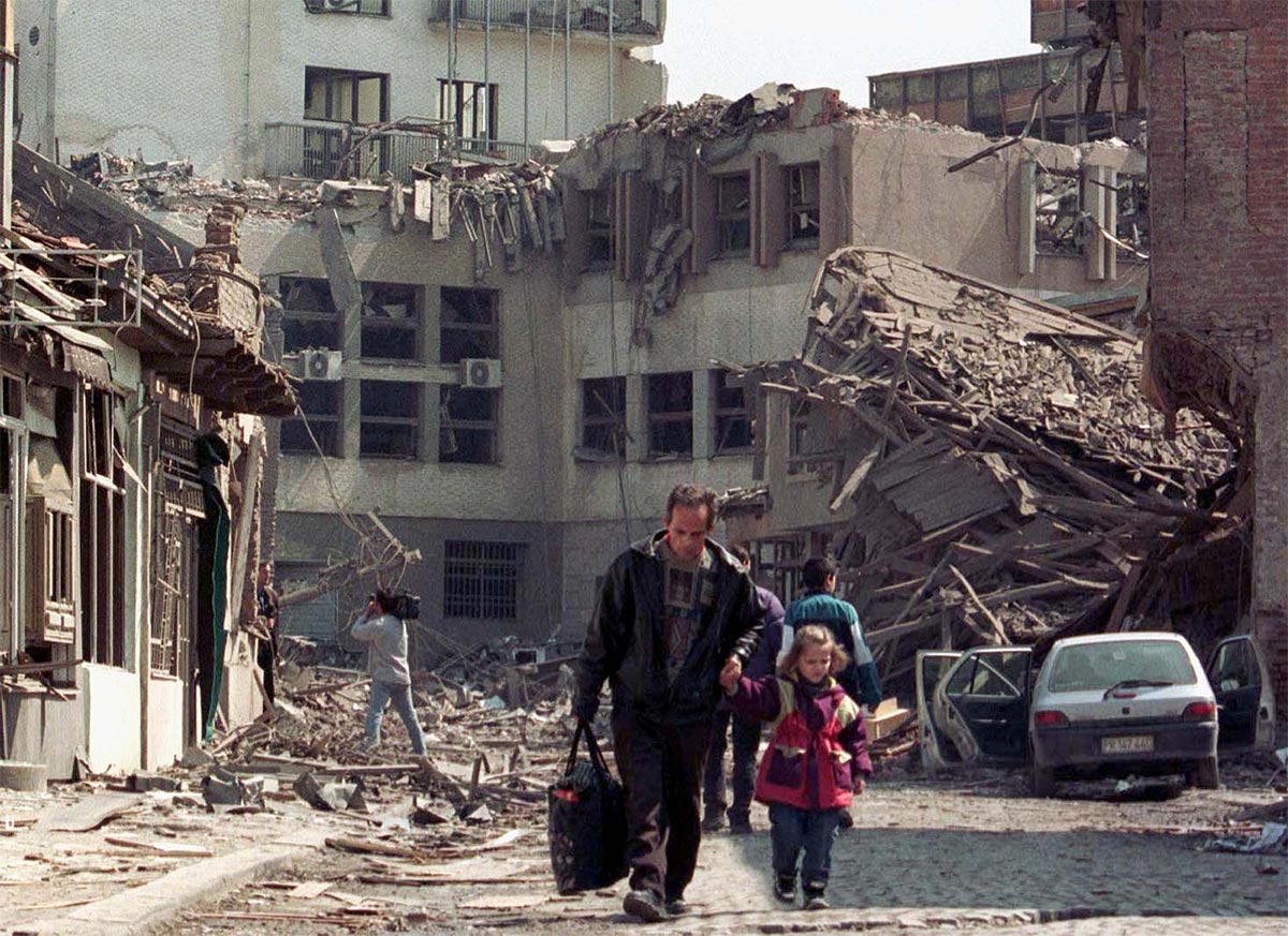 Sârbii bombardați de NATO în 1999 arată nivelurile de uraniu în sânge de sute de ori peste normal
