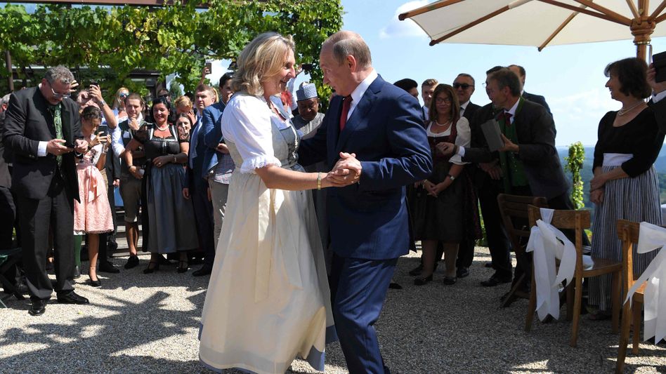 Fostul ministru de Externe al Austriei, Karin Kneissl, a fugit în Franța!