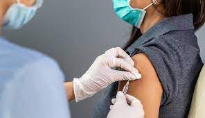 Vaccinurile anti-Covid nu opresc răspândirea virusului, ci o favorizează!