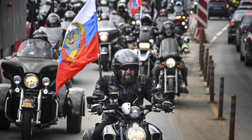 Lupii nopții, motocicliștii lui Putin trec prin Ucraina spre Berlin. Flutură steaguri sovietice și ruse