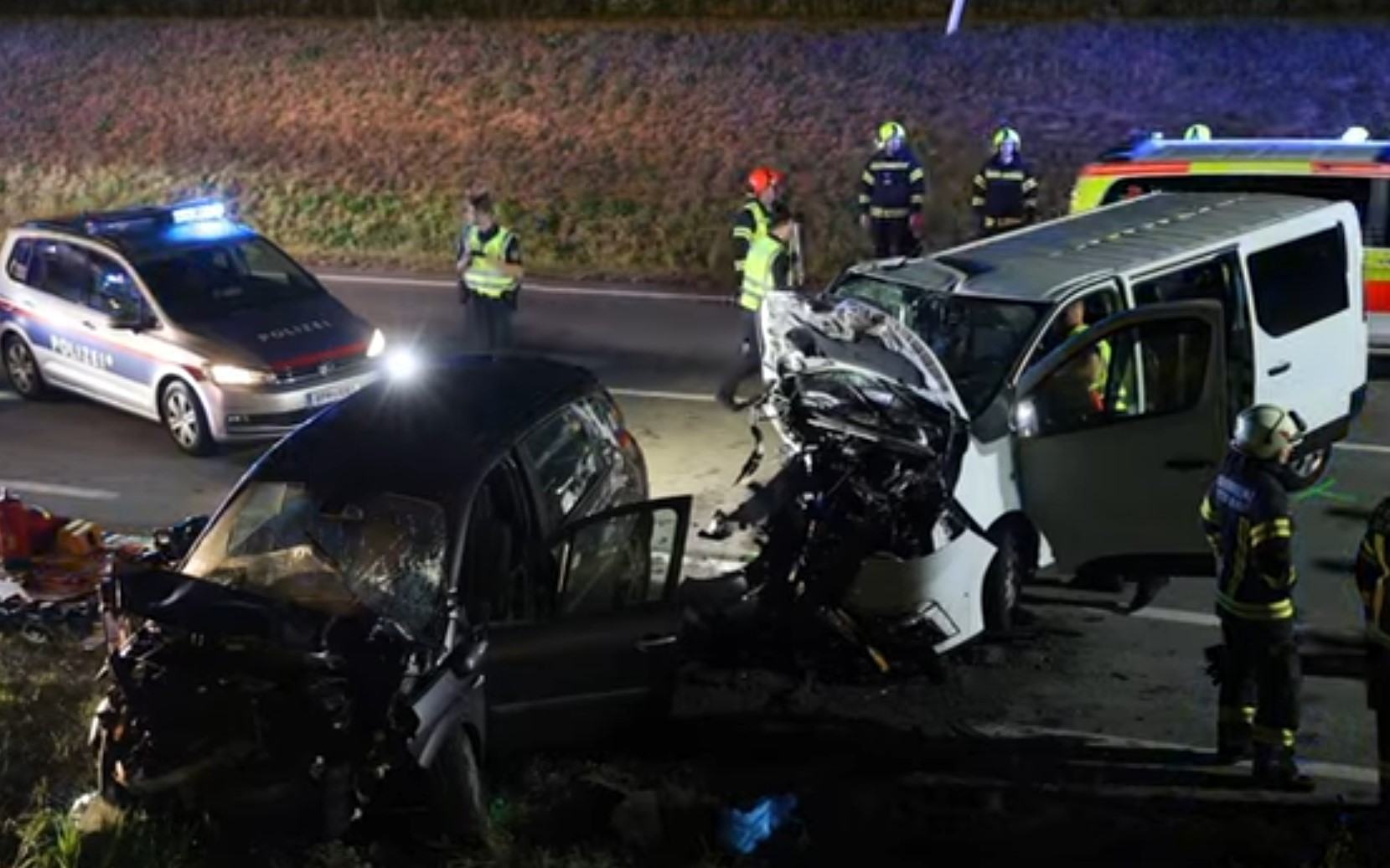 Un microbuz plin cu români a fost implicat într-un accident rutier în Austria