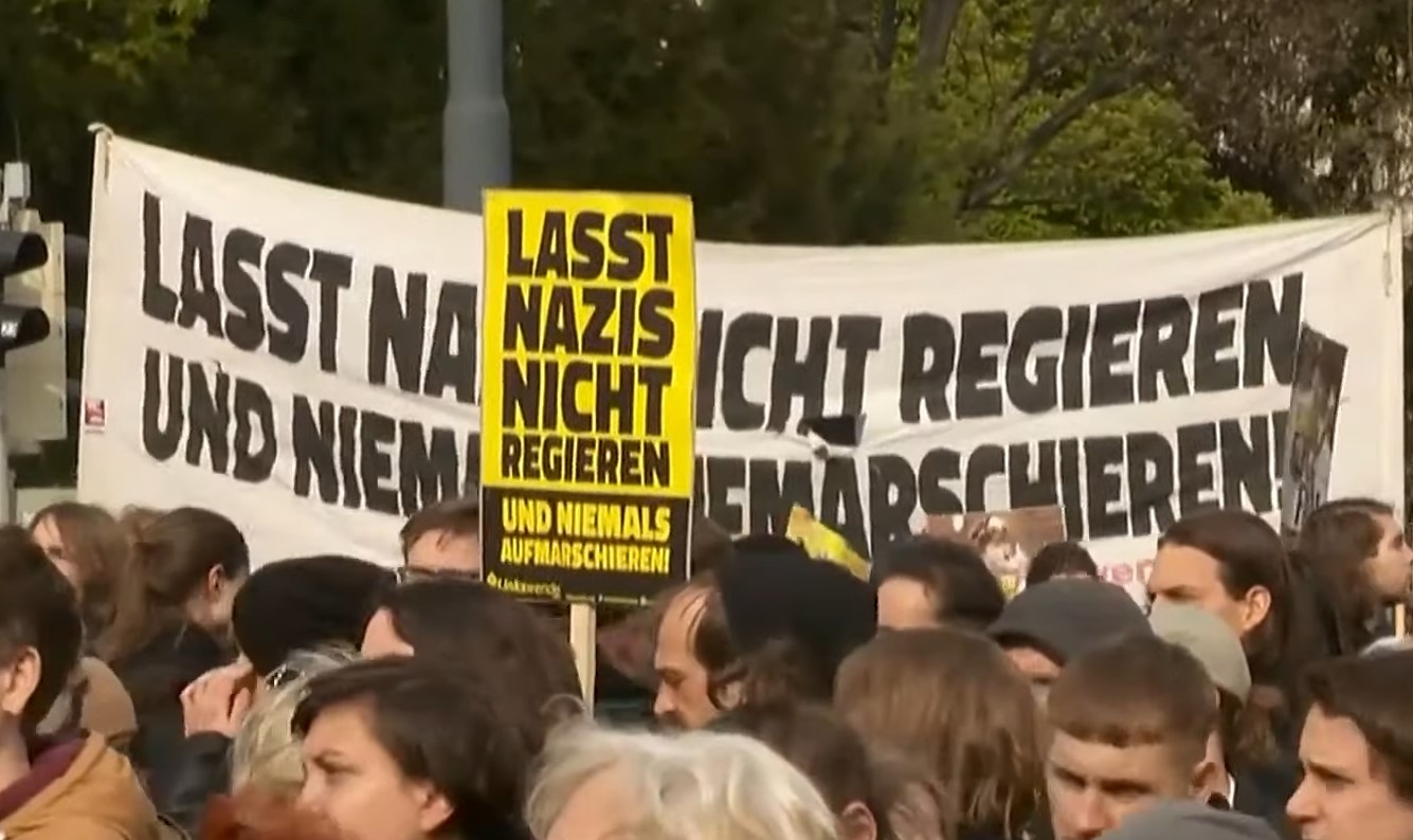 Mii de oameni au protestat la Viena. I-au cerut lui Nehammer să nu intre la guvernare cu FPO