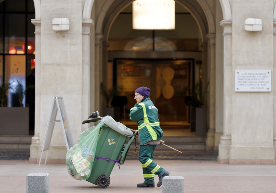 Un austriac a fost condamnat la închisoare pentru că a luat mâncare din tomberoane
