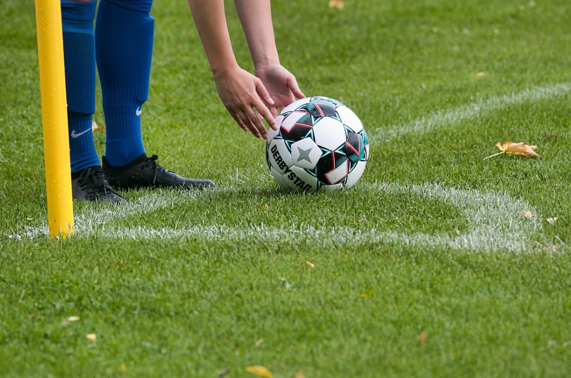 Româncă din Viena, patroană de cluburi de fotbal, arestată la București
