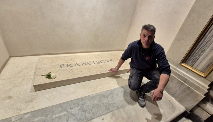 Un român din Italia a lucrat la amenajarea criptei lui Papa Francisc