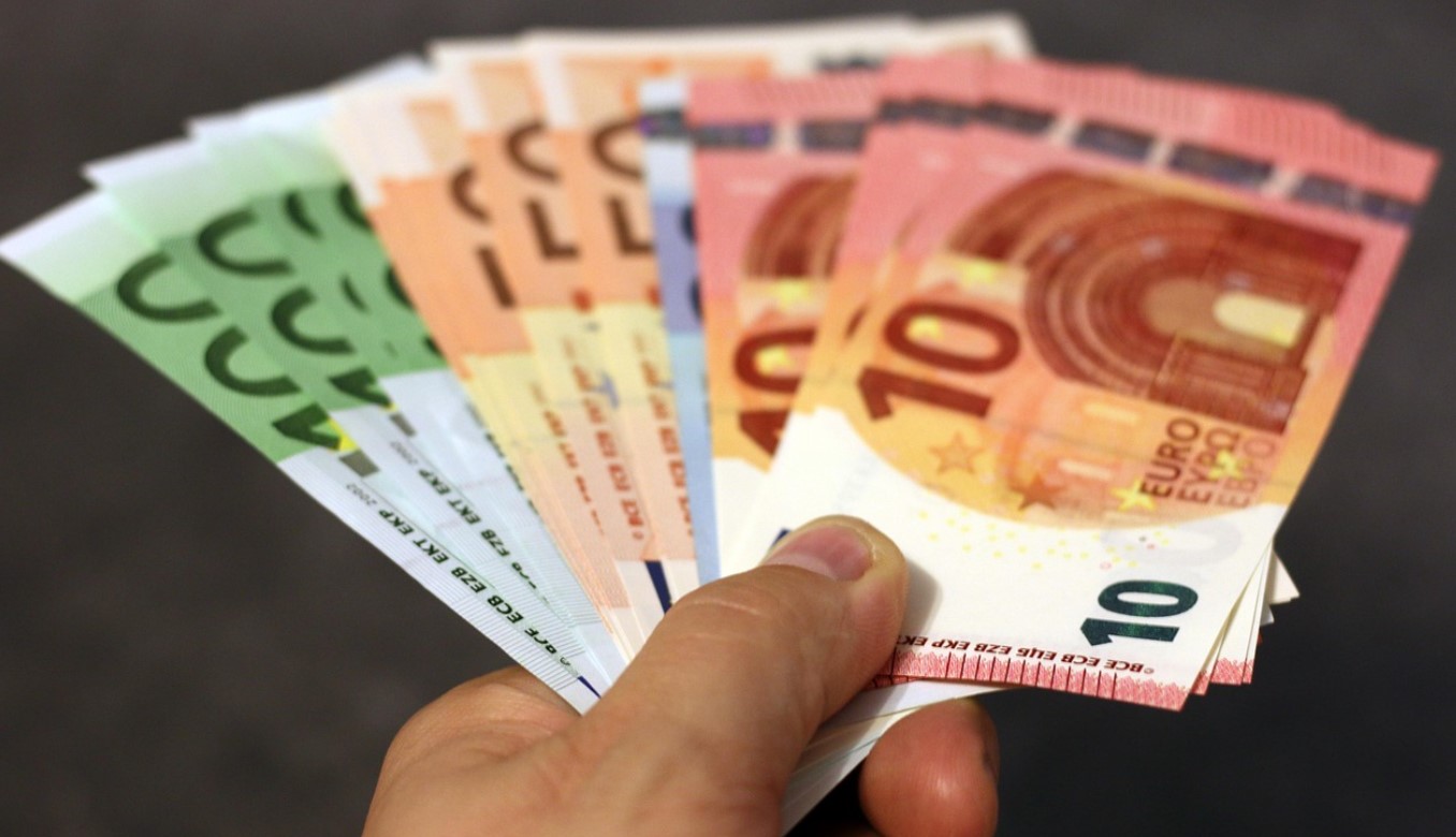 Copilul unor români plecați la muncă în străinătate i-a dat peste 20.000 de euro unui tânăr care îl șantaja