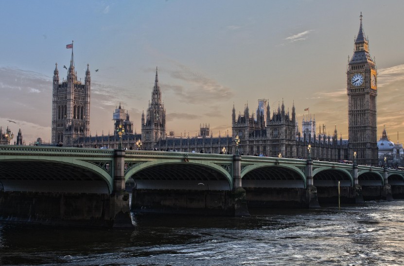 Românii care vor să muncească în UK ar putea obține permisul de ședere permanentă mai greu