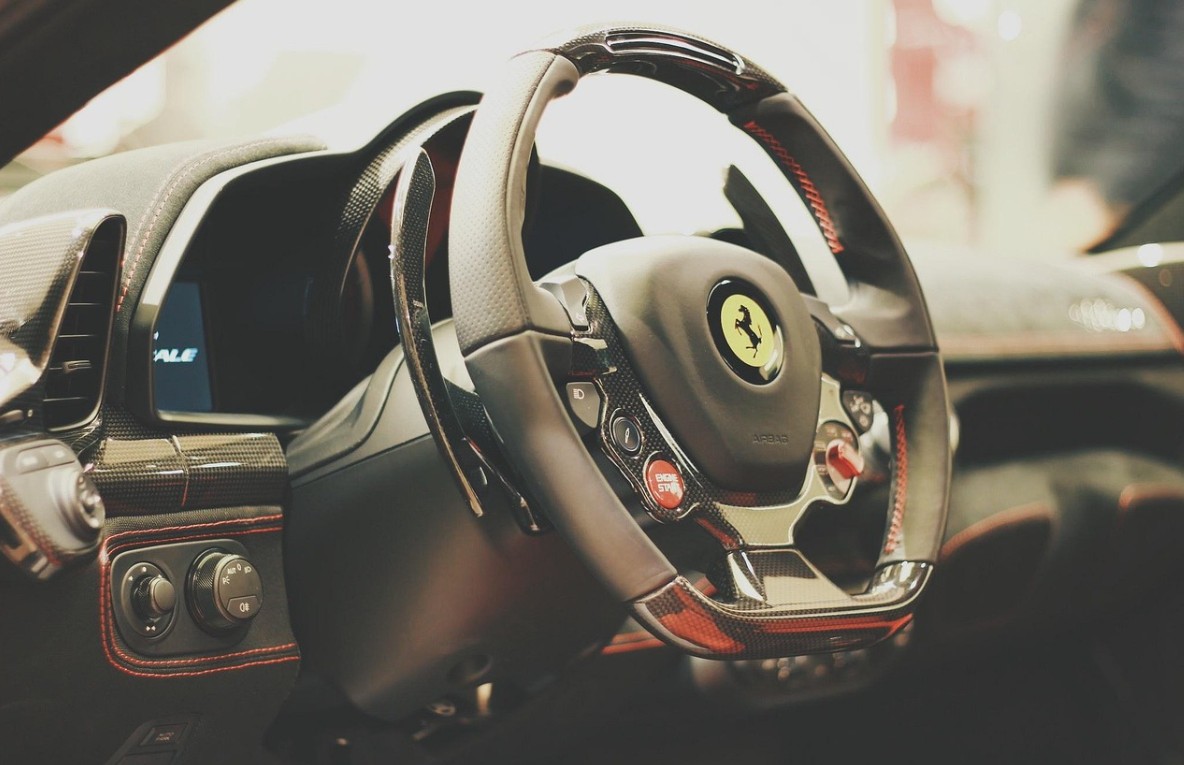 O româncă a cumpărat în Italia un Ferrari cu cecuri false